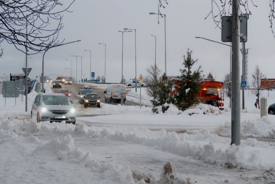 Ilustračný obrázok k článku NOVÉ správy z Popradu: Aká je situácia na cestách po HUSTOM nočnom snežení? FOTO