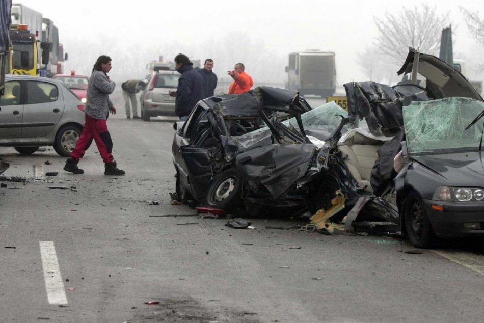 Ilustračný obrázok k článku Hrozivé ZÁBERY: Ubehlo 20 rokov od hromadnej nehody pri Nitre, cesta bola samý ľad