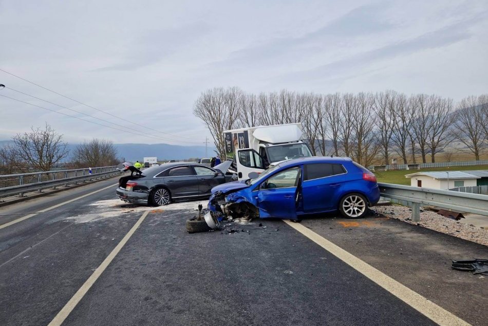 Ilustračný obrázok k článku Veľká nehoda pri Košiciach: Zrážka PIATICH áut odrezala cestu v jednom pruhu
