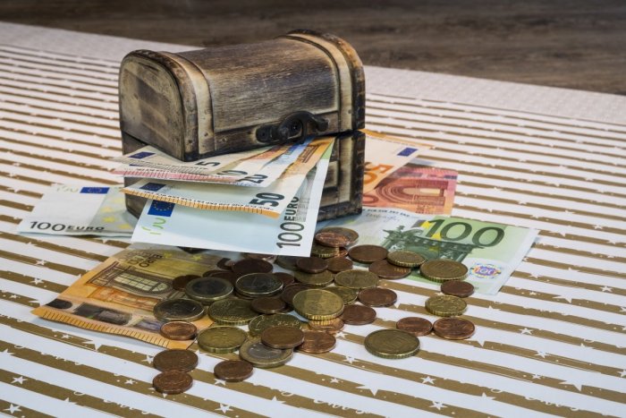 Ilustračný obrázok k článku Z kasy v Šarišských Michaľanoch zmizol milión eur: Cez účtovníčku mali skončiť u veštice