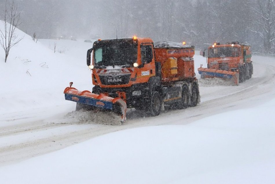 Ilustračný obrázok k článku V kraji bojuje so snehom STO posýpačov: Za deň prepluhovali 19-tisíc kilometrov ciest