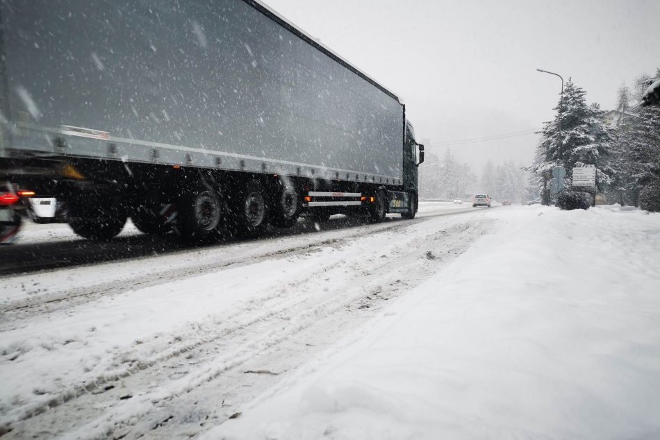 Ilustračný obrázok k článku KOMPLIKÁCIE na stredoslovenských cestách: Husto sneží, TENTO úsek je NEPREJZADNÝ