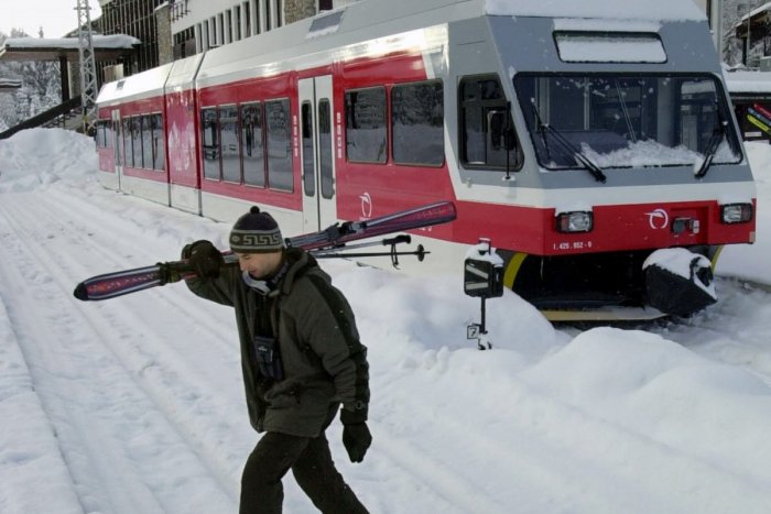 Ilustračný obrázok k článku Množstvo snehu naďalej KOMPLIKUJE dopravu: Na trati do Tatier zapadla už aj ELEKTRIČKA