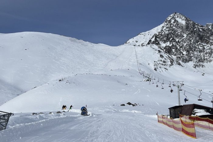 Ilustračný obrázok k článku Po dňoch silného sneženia prišla DOBRÁ správa: Lomnické sedlo pre lyžiarov otvorili