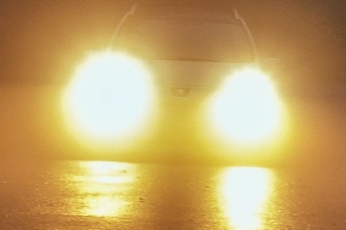 Ilustračný obrázok k článku ZABLIKALO vám  v noci auto oproti? 5 najčastejších dôvodov, čo to môže znamenať