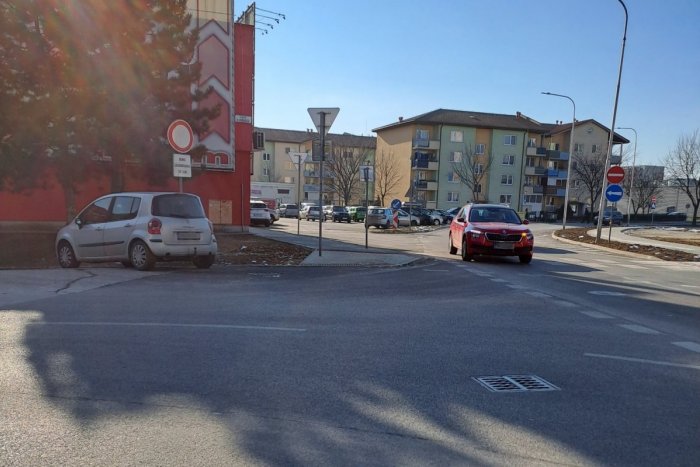 Ilustračný obrázok k článku Zníženie rýchlosti aj parkovacie bariéry: Topoľčany chcú zvýšiť bezpečnosť na cestách