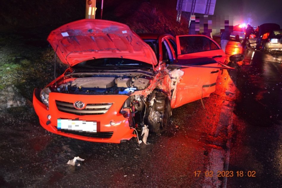 Ilustračný obrázok k článku HROZIVÁ nehoda pri Bystrici: Pri zrážke v PROTISMERE sa zranili obaja vodiči, FOTO