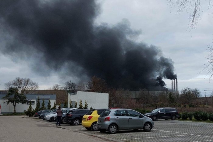 Ilustračný obrázok k článku Veľký POŽIAR vo Vrbovom: Zhorela hala bývalého výrobcu bielizne