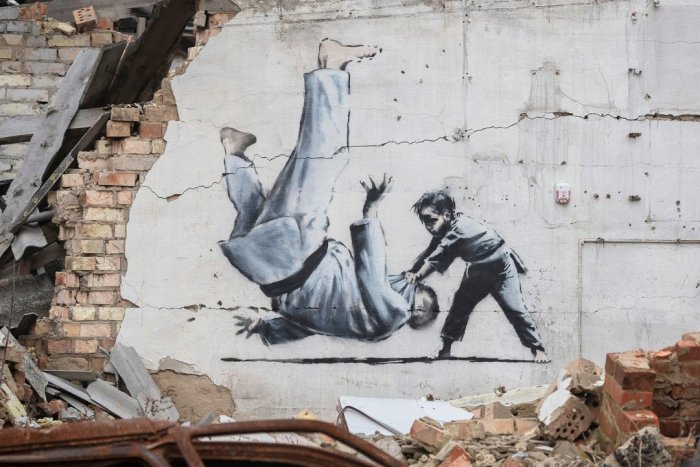 Ilustračný obrázok k článku Ukrajina vydala poštovú známku: Banksyho maľba pripomína prehrávajúceho Putina v džude