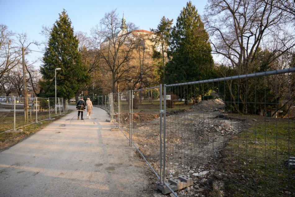 Ilustračný obrázok k článku Jarné prechádzky v nitrianskom parku sú obmedzené: Ako pokračujú práce? FOTO