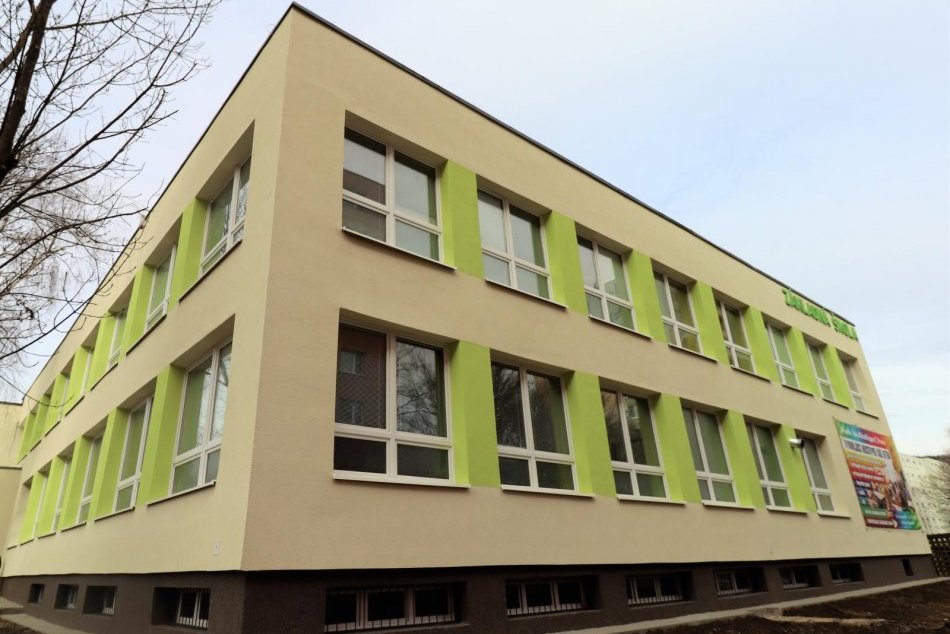 Ilustračný obrázok k článku Škola na Mirka Nešpora je po obnove oveľa krajšia: Pribudol aj nový východ z budovy, FOTO
