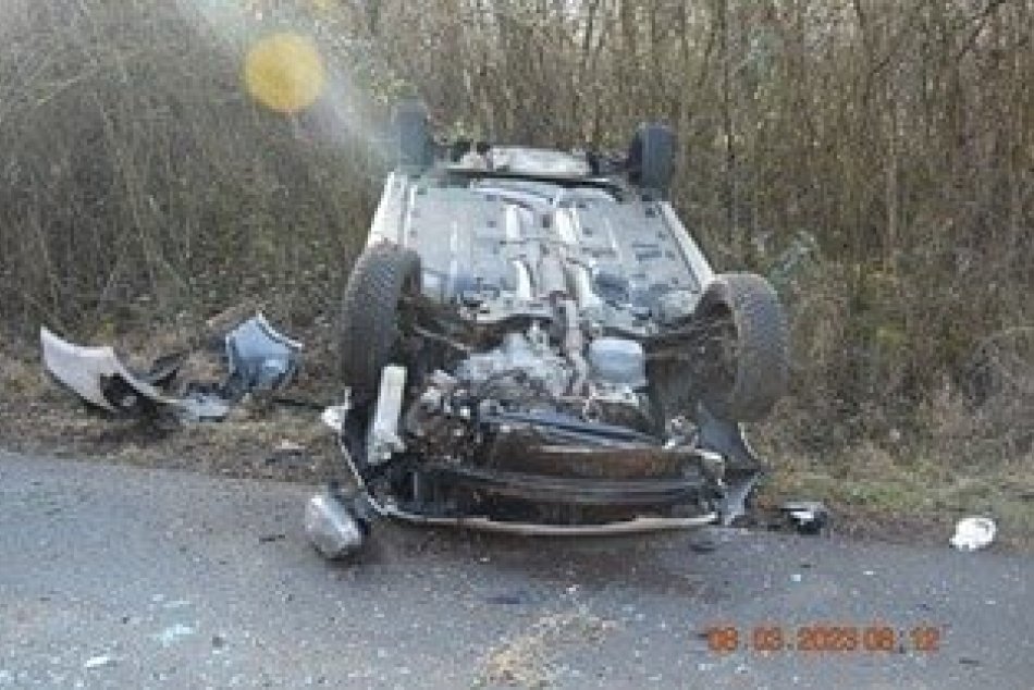 Ilustračný obrázok k článku Hrozivá nehoda na ceste: Vodička s autom skončila na streche, v aute sa viezlo aj dieťa!