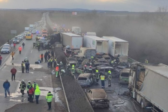 Ilustračný obrázok k článku STRAŠNÉ zábery: Pri havárii na diaľnici sa zrazilo 37 áut, až 19 z nich ZHORELO! +FOTO
