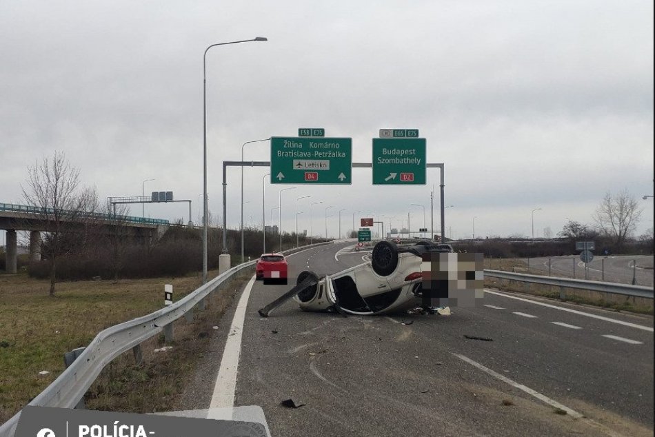 Ilustračný obrázok k článku Zábery, z ktorých naskakujú ZIMOMRIAVKY: Jedno auto na streche, druhé mimo cesty! FOTO