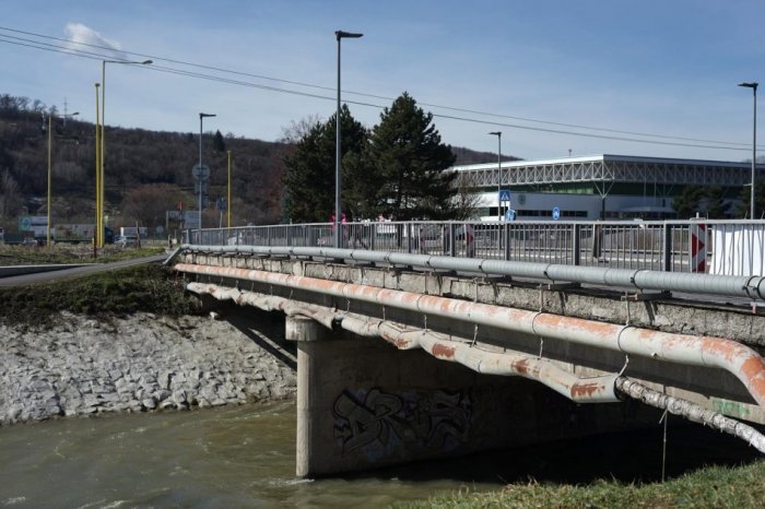 Ilustračný obrázok k článku Dočkáme sa konečne riešenia mosta pri Mestskej hale? Mesto sľubuje, že ho zbúra