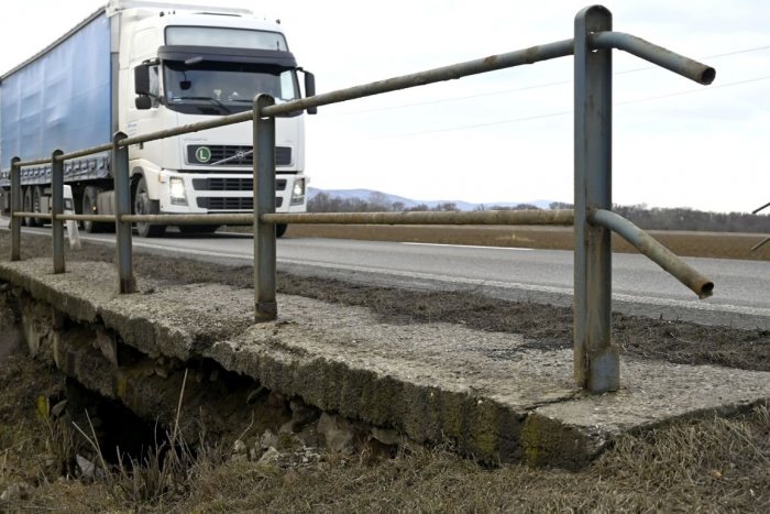 Ilustračný obrázok k článku Vodiči sa na mieste istý čas zdržia: Na D1 smerom do Trnavy skončil kamión mimo cesty
