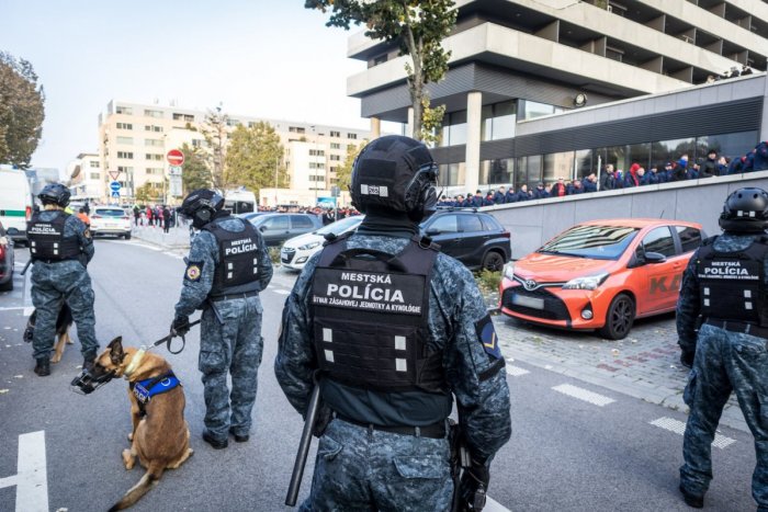 Ilustračný obrázok k článku Bazilejskí fanúšikovia vedia urobiť "spúšť": Polícia bude počas zápasu v STREHU