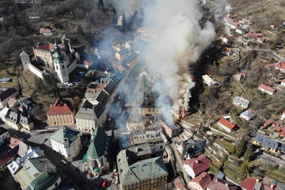 Ilustračný obrázok k článku Požiar v Štiavnici zanechal SPÚŠŤ: Zničené sú budovy, škody budú v DESIATKACH miliónov! FOTO