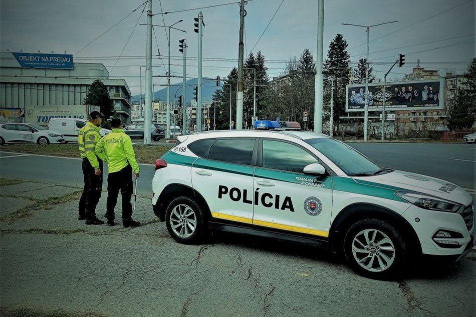 Ilustračný obrázok k článku Namiesto SEMAFOROV riadia premávku v Bystrici POLICAJTI: Rozumiete všetkým pokynom? FOTO