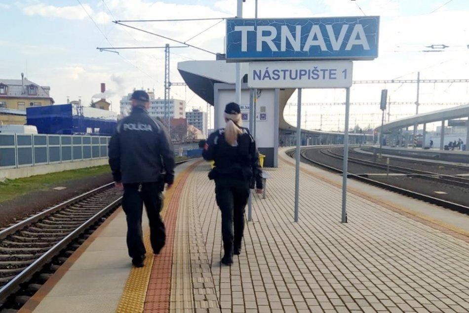 Ilustračný obrázok k článku Policajti si posvietili na železnice: Odhalili aj chodcov prechádzajúcich cez KOĽAJE