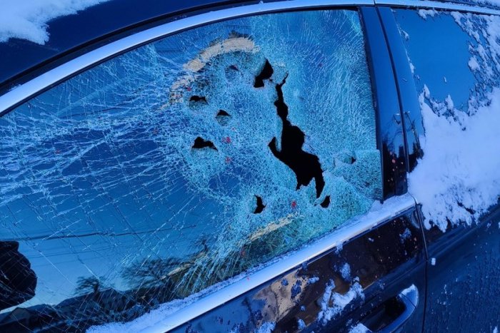 Ilustračný obrázok k článku V Hermanovciach si našli porozbíjané okná odparkovaných áut: Podozrivých zachytili kamery