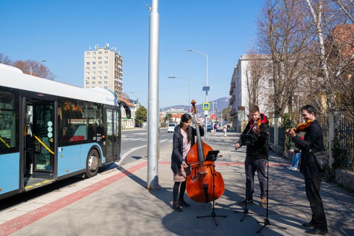 Ilustračný obrázok k článku Hudobný zážitok v MHD: V autobusoch bude hrať Nitriansky komorný orchester