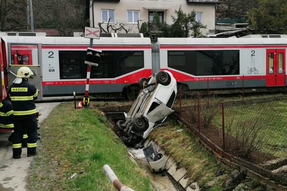 Ilustračný obrázok k článku Na východe došlo k HROZIVEJ zrážke s vlakom: Auto zostalo prevrátené na streche, FOTO