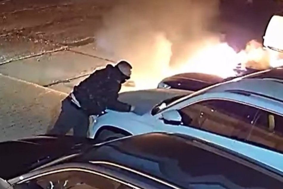 Ilustračný obrázok k článku Strašné VIDEO! Podpaľači úplne s chladnou hlavou postupne zapálili 5 áut! FOTO