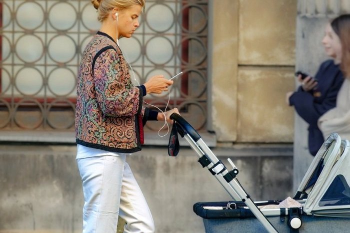 Ilustračný obrázok k článku TREND či bizarná výchova? Mamičky prebaľujú a dojčia 5-ročné deti, iné si pochvaľujú TOTO