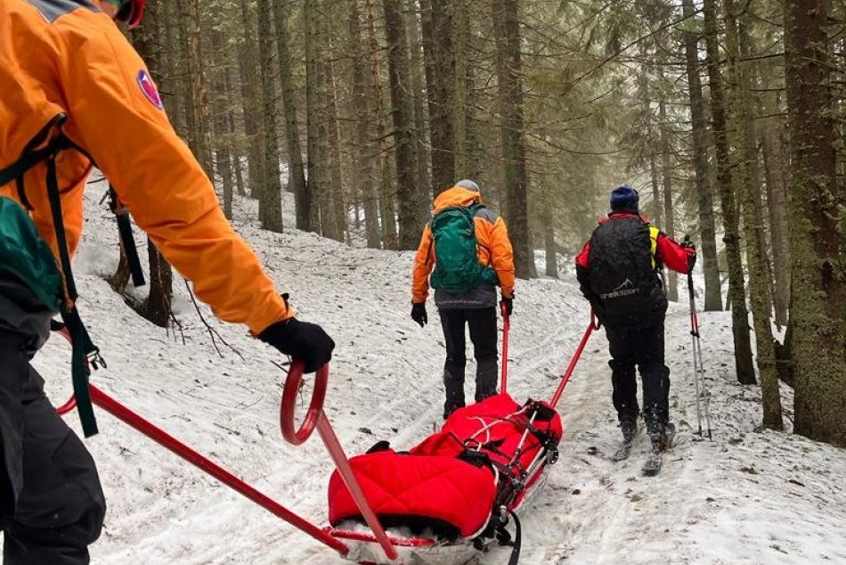 Ilustračný obrázok k článku Nepríjemný ÚRAZ pri lyžovaní: Pre ženu museli prísť horskí záchranári, FOTO
