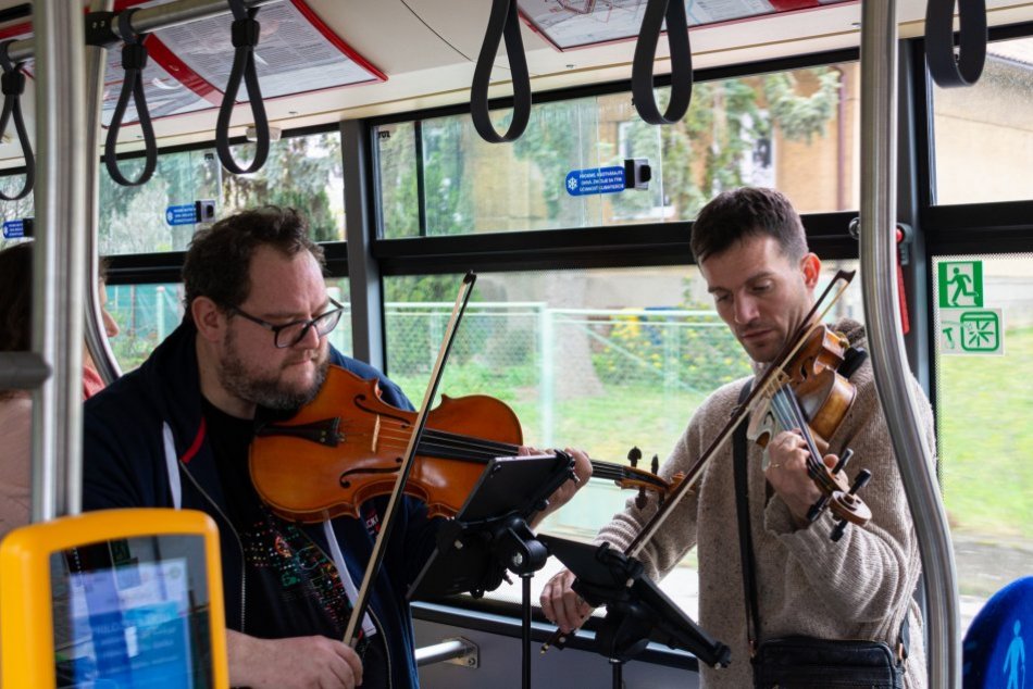Ilustračný obrázok k článku UNIKÁTNY zážitok v MHD v Nitre: Cestujúcim spríjemnili jazdu autobusom hudobníci