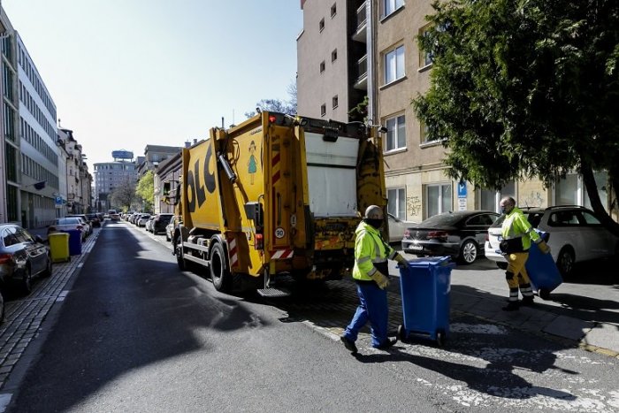Ilustračný obrázok k článku POZOR! V Bratislave môžu opäť úradovať FALOŠNÍ smetiari: Od ľudí pýtajú PENIAZE