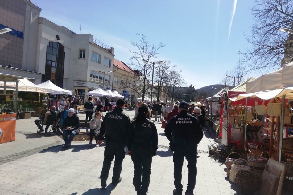 Ilustračný obrázok k článku Veľkonočné TRHY lákajú do centra Zvolena: Mestskí policajti však VARUJÚ ľudí, FOTO