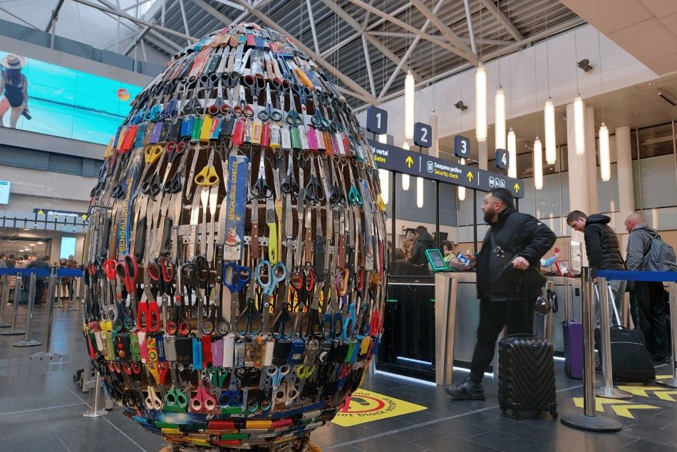 Ilustračný obrázok k článku Letisko zdobí netradičné veľkonočné vajíčko: Tvorí ho TISÍC zhabaných predmetov
