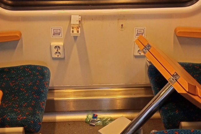 Ilustračný obrázok k článku VANDAL bol hrdinom len vo vlaku, keď zničil stolík: Pred políciou poriadne ZMÄKOL!