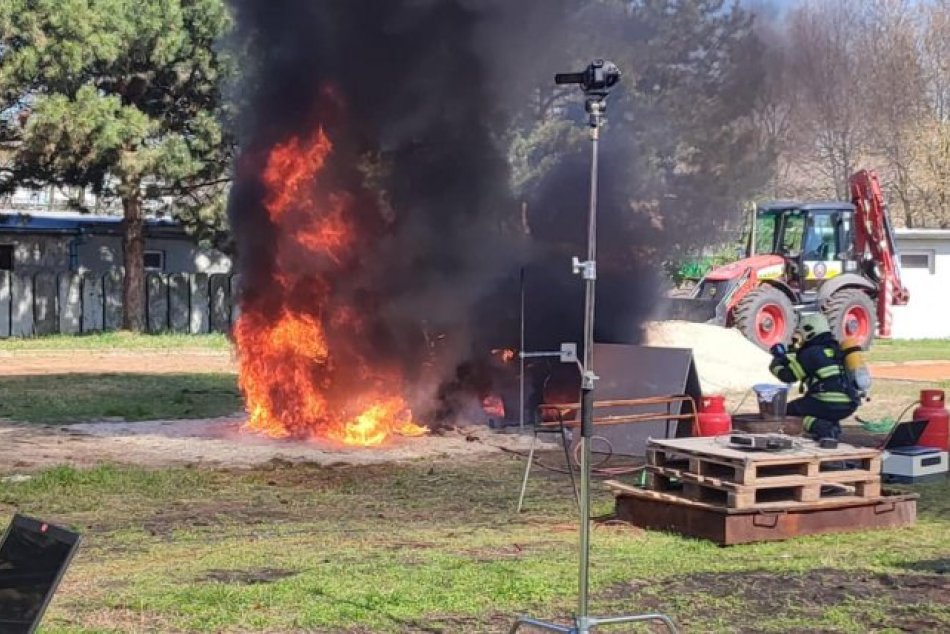 Ilustračný obrázok k článku VEĽKÝ test hasenia elektromobilu: POZRITE, ako si s tým poradili naši hasiči, FOTO