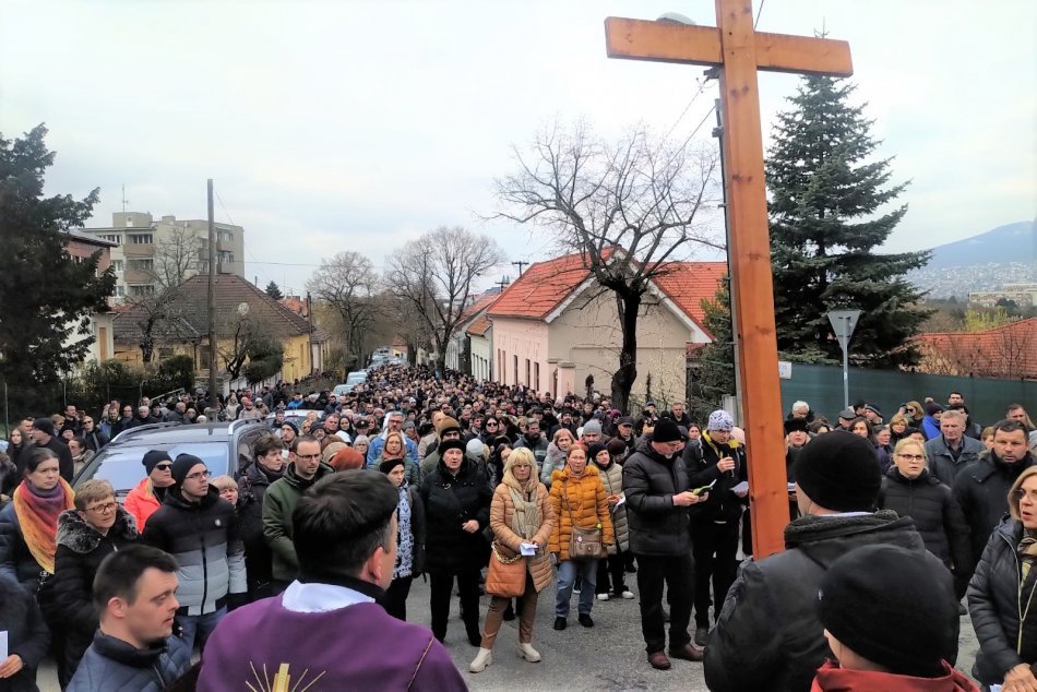 Ilustračný obrázok k článku Stovky ľudí zaplnili ulice Nitry: Zúčastnili sa tradičnej krížovej cesty, FOTO
