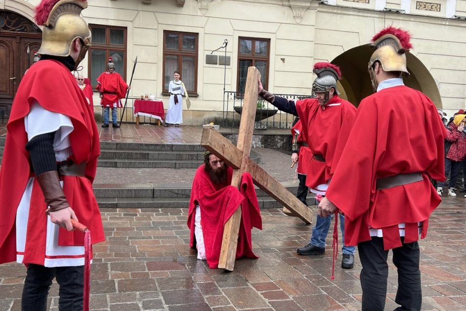 Ilustračný obrázok k článku Najsilnejší kresťanský príbeh opäť ožije: PRVÉ informácie k Živej krížovej ceste v Prešove