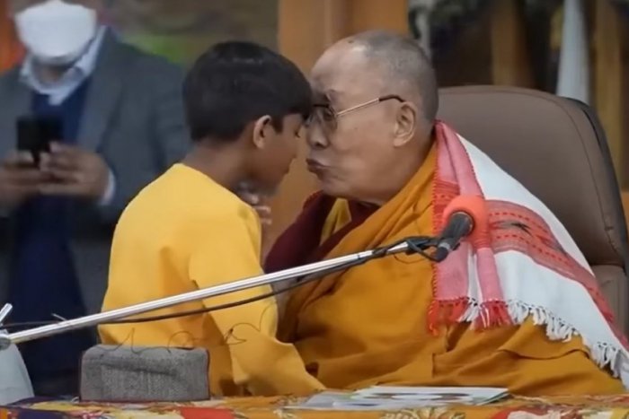 Ilustračný obrázok k článku Svet je v ŠOKU: Dalajláma dal chlapcovi pusu a chcel mu CUCAŤ jazyk! Teraz ho to MRZÍ