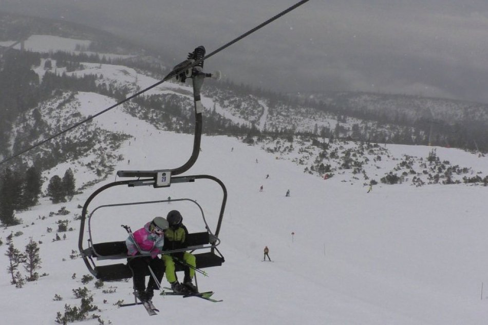 Ilustračný obrázok k článku Žiadne ŠIBI RYBY, ale hor sa na lyže: Na Štrbskom Plese sa stále dá lyžovať! FOTO