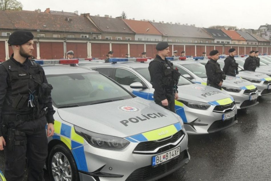 Ilustračný obrázok k článku FOTO: Polícia vyráža na cesty na NOVÝCH autách: Mikulec ukázal prvé vozy v zmenených FARBÁCH