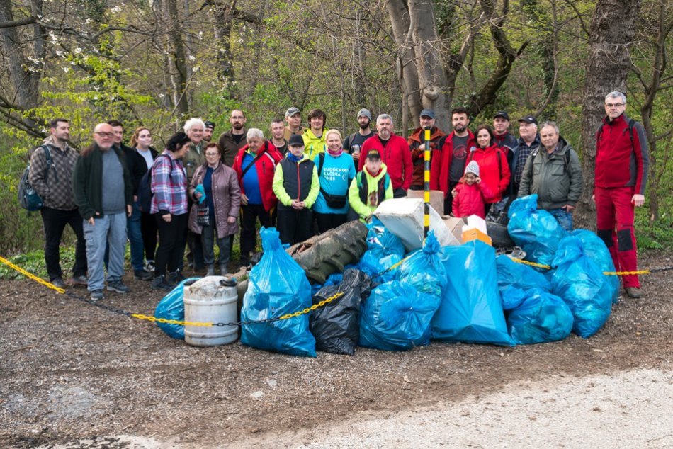 Ilustračný obrázok k článku Jarné čistenie Zobora bolo tentokrát bez verejnosti: Vyzbierali skoro POL TONY odpadu