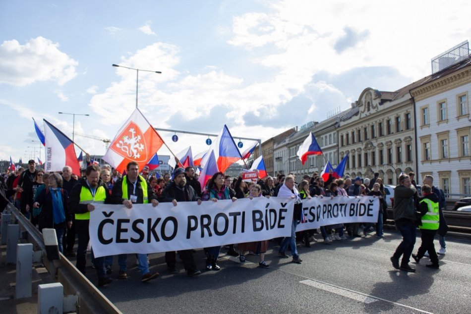 Ilustračný obrázok k článku Prahu zaplnili demonštranti proti chudobe: Plánujú NOCOVAŤ pred Úradom vlády