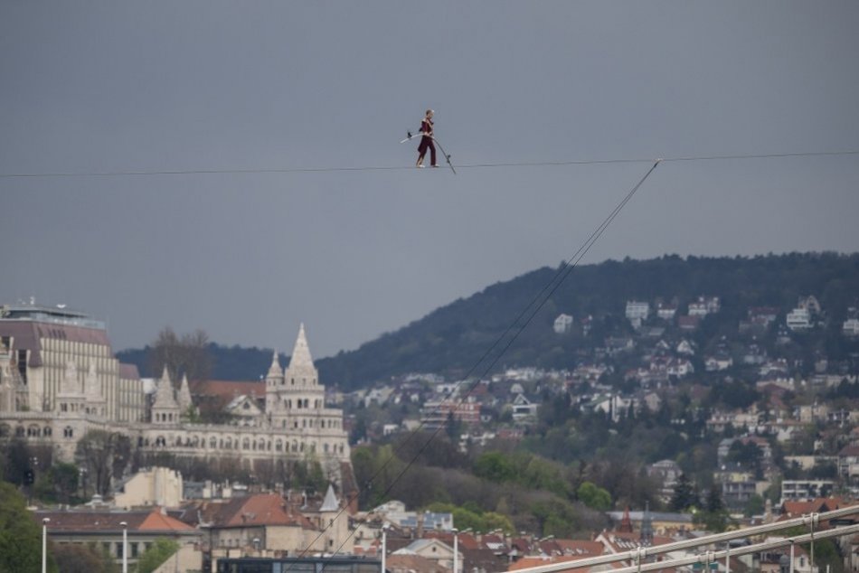 Ilustračný obrázok k článku Dychberúci REKORD: 63-ročný akrobat prešiel po lane cez dva brehy Dunaja, FOTO