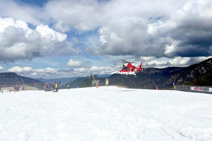 Ilustračný obrázok k článku Ďalšie zranenie na svahu: Osemročného lyžiara odviezol z Jasnej vrtuľník