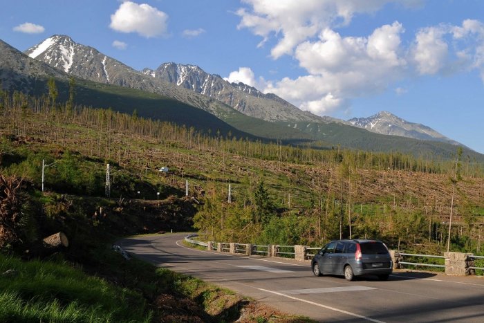 Ilustračný obrázok k článku VEĽKÁ rekonštrukcia Cesty slobody v Tatrách pokračuje: Vodiči musia počítať s obmedzeniami