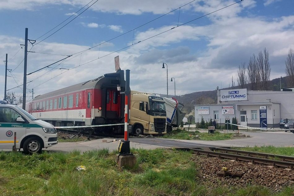 Ilustračný obrázok k článku Na východnom Slovensku sa na priecestí zrazil vlak s kamiónom: Doprava je PRERUŠENÁ