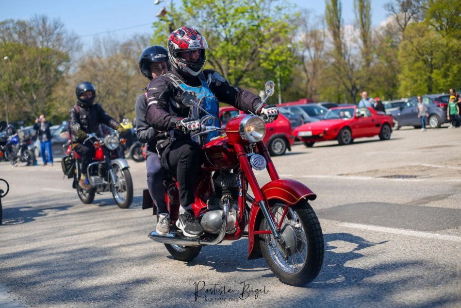 Ilustračný obrázok k článku Historické motorky aj autá: Motoristi z celého Slovenska otvorili v Nitre sezónu, FOTO