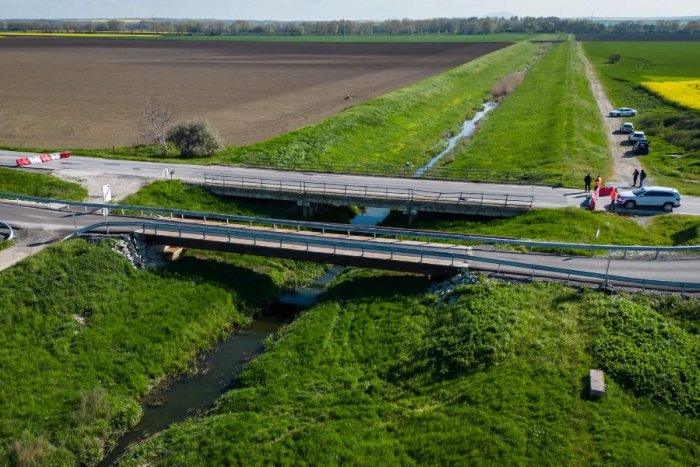 Ilustračný obrázok k článku Kraj odštartoval ďalší veľký projekt: Opraví cestu, starý most nahradí novým