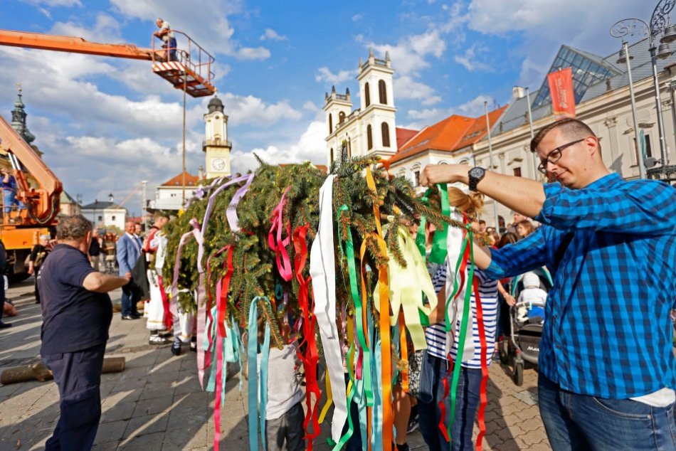 Ilustračný obrázok k článku Nosko pozýva Bystričanov: Postavte s nami MÁJ na najkrajšom námestí na Slovensku